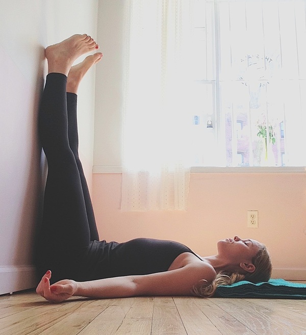 Bài tập cơ bản Yoga với tư thế đưa chân lên tường