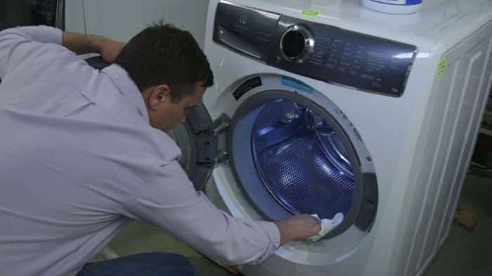 Điện Lạnh Vila vệ sinh máy giặt tại nhà TPHCM | Nguồn: dienlanhvila.com