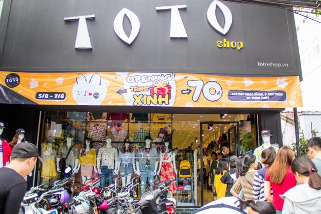 Totoshop là một trong những cửa hàng bán quần áo nam phong cách tại TPHCM đi vào hoạt động năm 2009 | Nguồn: Toto ShopTotoshop là một trong những cửa hàng bán quần áo nam phong cách tại TPHCM đi vào hoạt động năm 2009 | Nguồn: Toto Shop