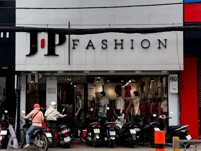 Các mặt hàng tại J-P Fashion được đầu tư với chất liệu vải thời trang, bền, đường khâu tỉ mỉ từng chi tiết | Nguồn: J-P Fashion