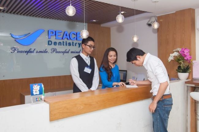 Nha khoa Peace Dentistry luôn nỗ lực không ngừng để nâng cao chất lượng dịch vụ cũng như thái độ và tác phong của nhân viên | Nguồn: Peace Dentistry