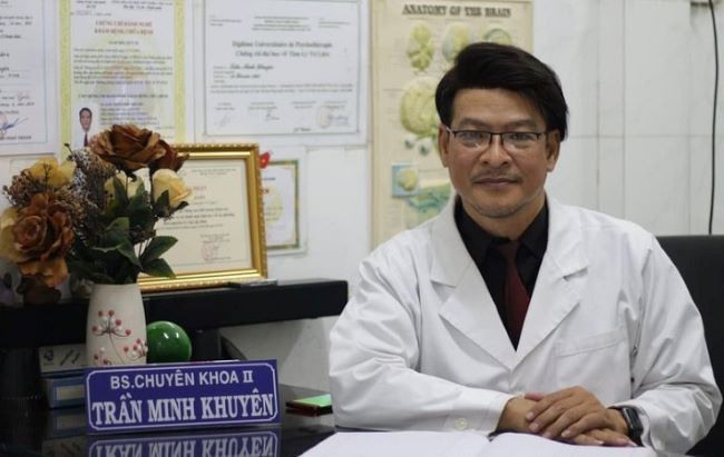 Bác sĩ Trần Minh Khuyên tận tâm với công việc và nhiệt tình với người bệnh | Nguồn: Bác sĩ Trần Minh Khuyên