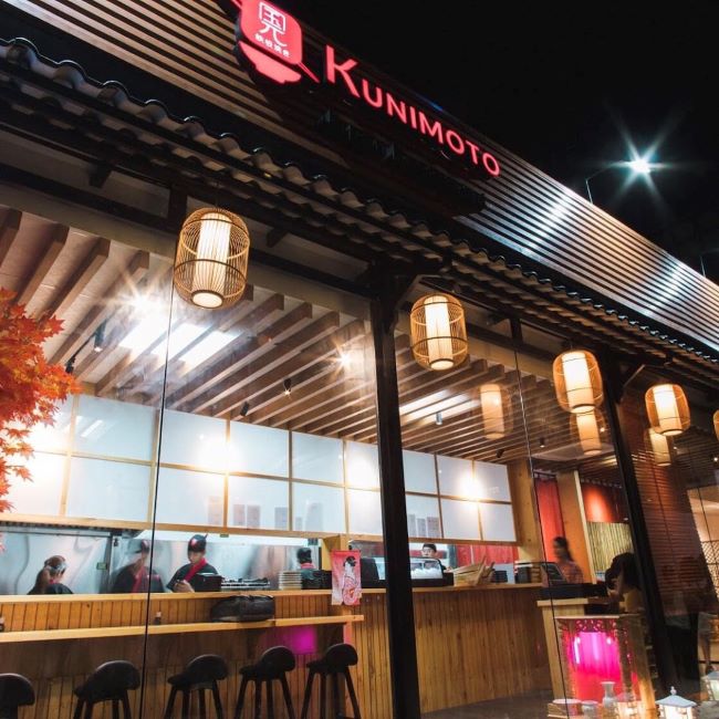 Khu vực ăn uống thoáng mát, sáng sủa và được bài trí đẹp mắt theo phong cách thẩm mỹ Nhật Bản | Nguồn: Buffet Sushi Kunimoto 