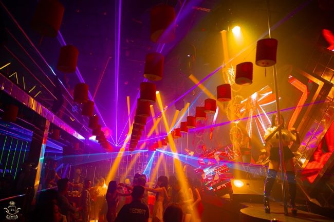 Các DJ của Lala beer club không ngừng nỗ lực để cho ra đời những bản hòa âm phối khí hay nhất của nhạc Việt Nam trên nền Vinahouse | Nguồn: Lala beer club