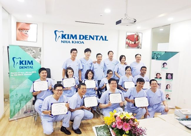 Nha khoa Kim Dental có đội ngũ bác sĩ, chuyên gia và nhân viên tư vấn có nhiều năm kinh nghiệm | Nguồn: Nha khoa Kim Dental