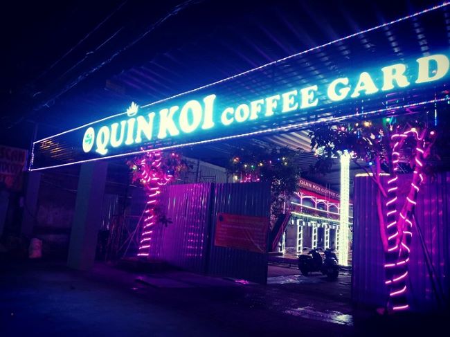 Quin Koi Coffee Garden nổi bật với hồ cá rộng, cây cối xanh tươi đẹp mắt và vô số góc view ảo diệu cho bạn tha hồ trải nghiệm | Nguồn: Quin Koi Coffee Garden