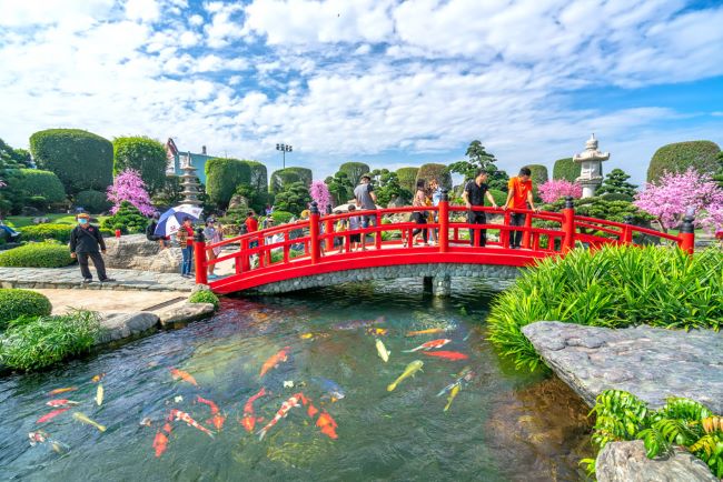 Khȏng gian theo chủ đề Nhật Bản này là điểm dừng chân khȏng thể bỏ qua cho những ai thίch chụp ảnh | Nguồn: Cȏng viȇո hồ cá Koi Rin Rin Park 