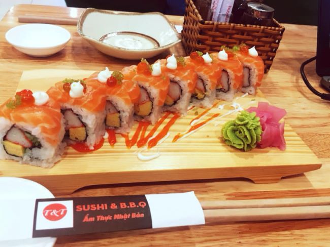 Khách hàng có thể lựa chọn từ nhiều loại sushi với cùng mức giá 10k một miếng, cũng như nhiều loại sushi trọn gói | Nguồn: Sushi BBQ T&T
