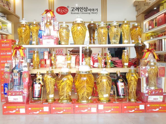 Khách hàng mua hàng từ cửa hàng nhân sâm Hàn Quốc Tân Khải Hoàn này sẽ được nhân viên am hiểu hỗ trợ xác định liều lượng và cách sử dụng sản phẩm | Nguồn: Tân Khải Hoàn
