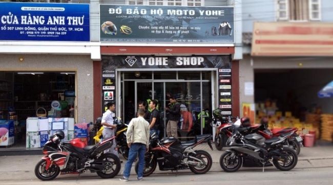 Yohe shop là shop đồ phượt độc đáo tập trung vào xe máy và đồ bảo hộ: mũ bảo hiểm, áo giáp - quần giáp, giáp đầu gối, găng tay, giày moto | Nguồn: Yohe shop