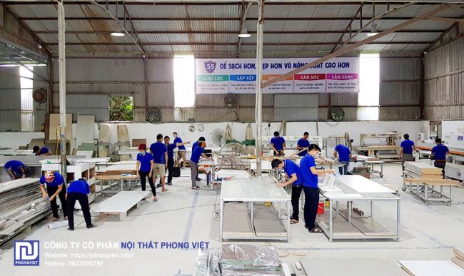 Với phương châm là bạn của mọi nhà, Xưởng nội thất Phong Việt luôn quan tâm tới việc xây dựng mối tương quan tốt đẹp, khuyến khích sự tham gia của khách hàng vào dự án | Nguồn: Phong Việt