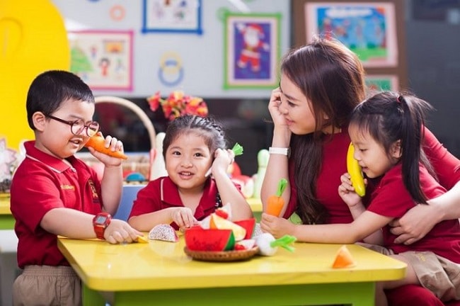 Trường mầm non Việt Úc thường xuyên trao đổi với Phụ huynh để có thể hỗ trợ nhau trong việc tìm hiểu và phát triển tiềm năng của trẻ | Nguồn: Trường mầm non Việt Úc