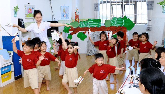 Chương trình giảng dạy tại Trường Việt Hoa tuân theo chủ trương của Bộ Giáo dục và Đào tạo, các lớp học của trường được trang bị đồ dùng, đồ chơi và thiết bị giáo dục phù hợp với lứa tuổi | Nguồn: Trường Mầm non Việt Hoa