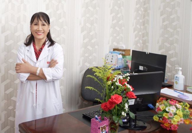 Bác sĩ da liễu Nguyễn Nhật Ninh nổi tiếng và được kính trọng trong cộng đồng, bằng chứng là số lượng bệnh nhân thường xuyên yêu cầu dịch vụ của bà | Nguồn: BSCKI. Nguyễn Nhật Ninh