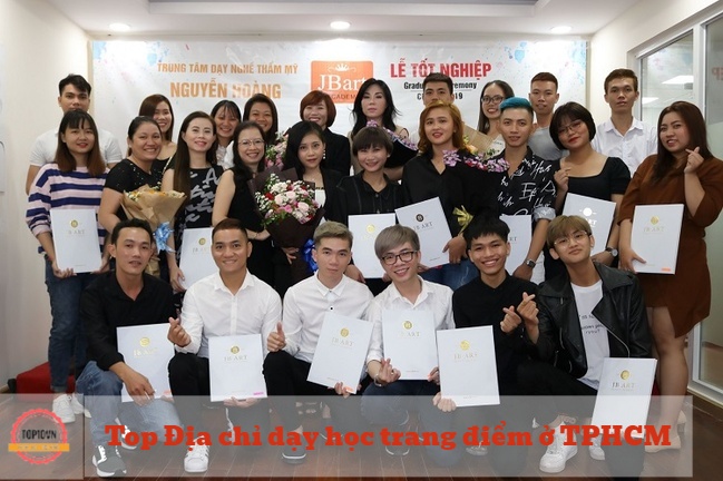 Dạy nghề thẩm mỹ Nguyễn Hoàng đã đào tạo thành công hơn hàng nghìn chuyên viên trang điểm trên khắp cả nước | Nguồn: Dạy nghề thẩm mỹ Nguyễn Hoàng