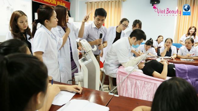 Viet Beauty Academy hợp tác với các chuyên gia được công nhận tốt nhất trên thế giới để xây dựng nội dung bài học và hướng dẫn học viên | Nguồn: Viet Beauty Academy