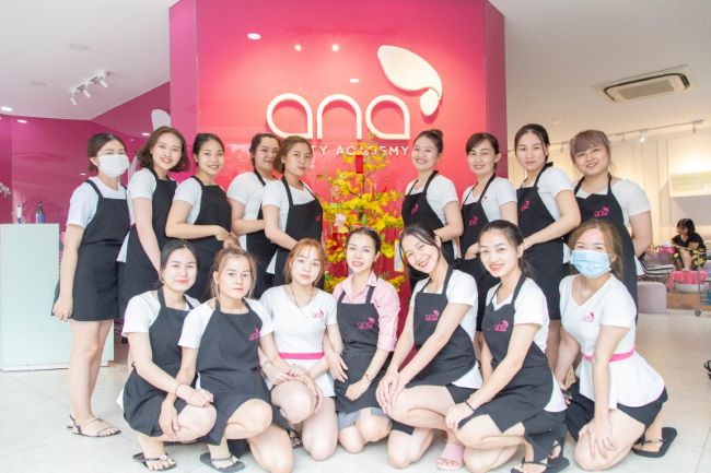 Giáo trình đào tạo của Ana Beauty Academy là tiêu chuẩn của ngành để chuẩn bị cho những chuyên viên thẩm mỹ tương lai | Nguồn: Ana Beauty Academy